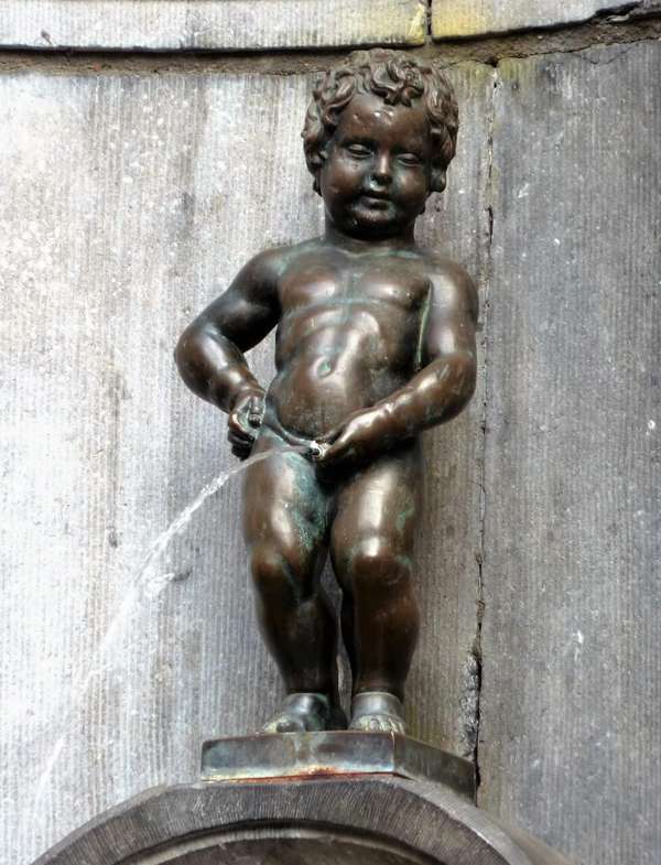 manneken-pis-peeing-boy-nude